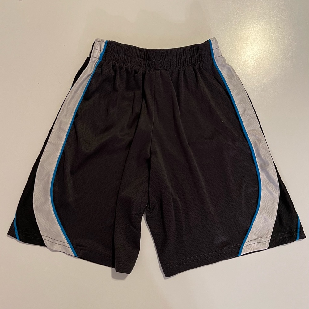 Bundle of 2 small kids shirts and 3 small kids athletic shorts - Picture 15 of 16